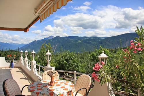 Terrasse mit Blick in die Südtiroler Berge