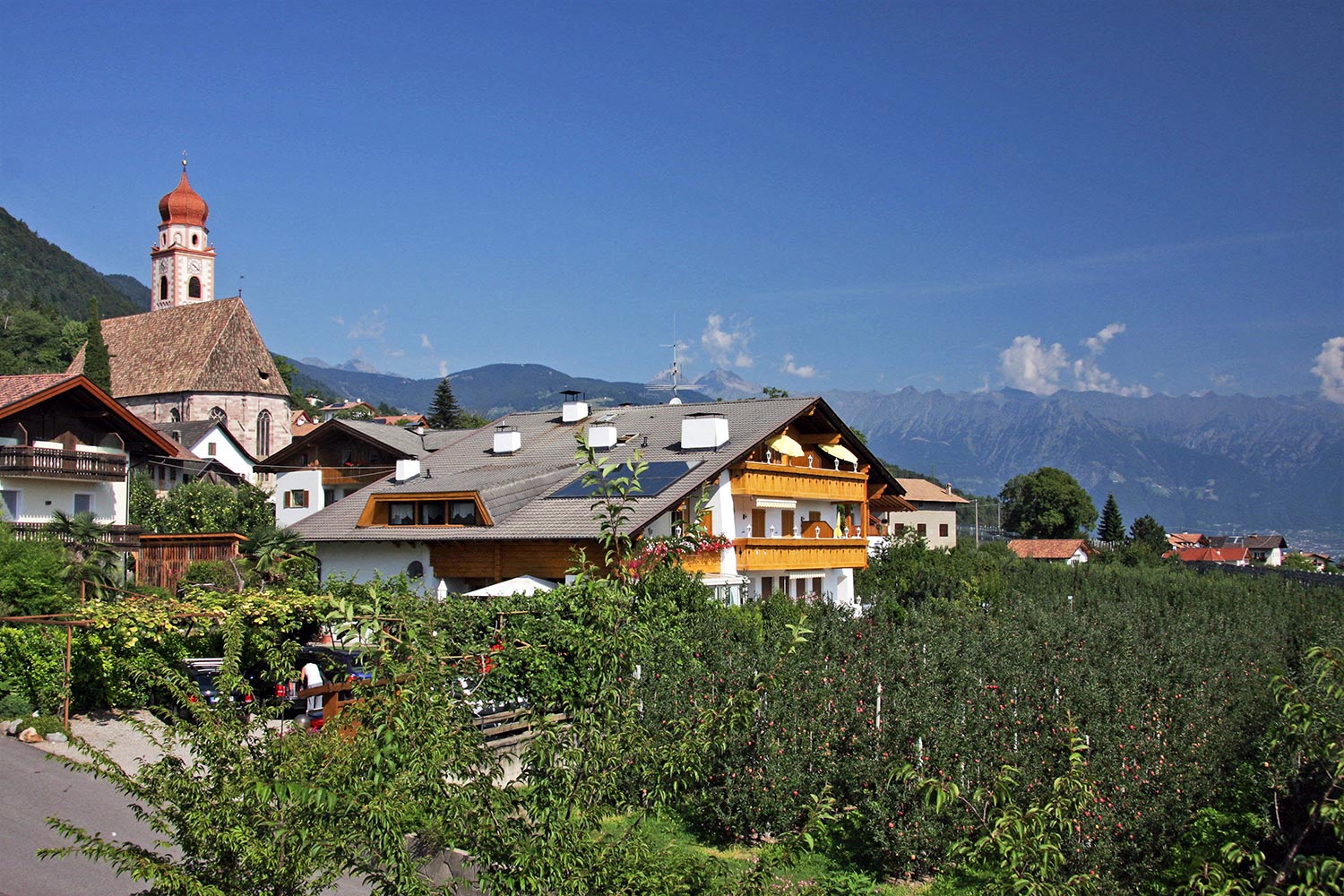 Residence Kronstein umgeben von Obstwiesen in Tisens